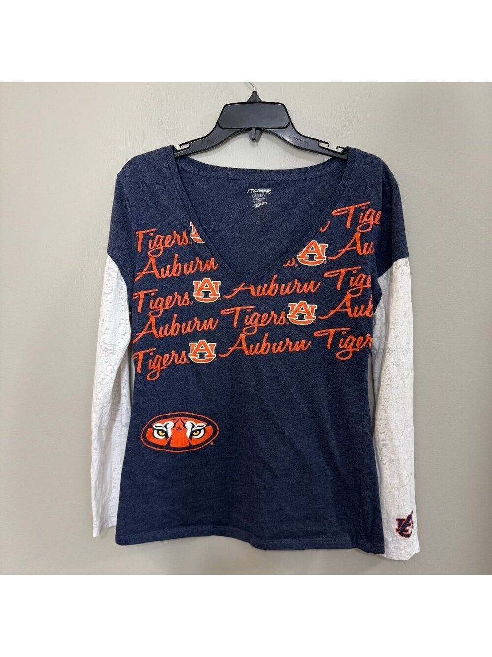 Women's Pro Edge Auburn Tigers Logo V-neck Long Sleeve Shirt. Size XL